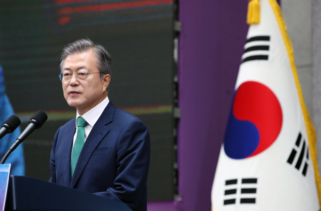 President Moon Jae-in addresses the public at the event marking the 70th anniversay of the judicial branch at the Supreme Court in southern Seoul on Thursday. Yonhap