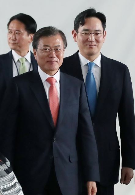 President Moon Jae-in, accompanied by Samsung heir Lee Jae-yong, visits Samsung`s Noida smartphone plant during his state visit to India in July. (Yonhap)