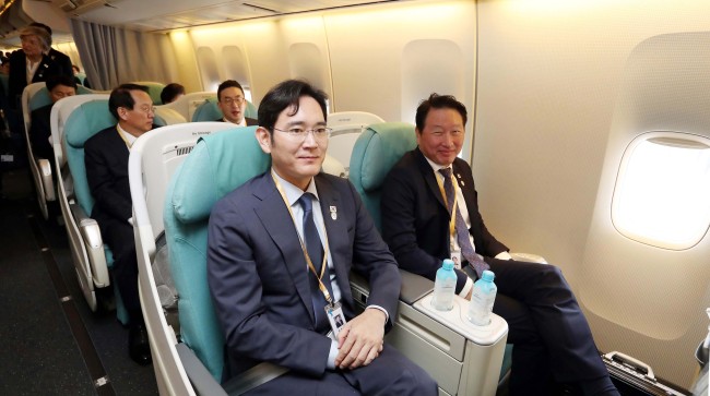 Samsung Electronics Vice Chairman Lee Jae-yong (left) and SK Group Chairman Chey Tae-won sit next to each other on a plane bound for Pyongyang, at Seoul Air Base in Seongnam, Gyeonggi Province, Tuesday. Sitting behind them are LG Group Chairman Koo Kwang-mo (right) and Hyundai Motor Group Vice Chairman Kim Yong-hwan. They are part of a 52-member special delegation for the inter-Korean summit that kicked off Tuesday. (Joint Press Corp)