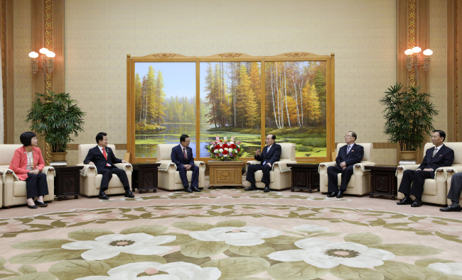 From left: Lee Jeong-mi, Chung Dong-young, Lee Hae-chan, Kim Young-nam, An Tong-chun (Pyongyang Press Corps.)