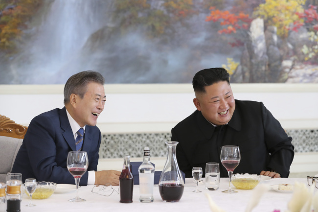 South Korean President Moon Jae-in and North Korean Leader Kim Jong-un converse with each other in Pyongyang after their summit on Wednesday. (Yonhap)