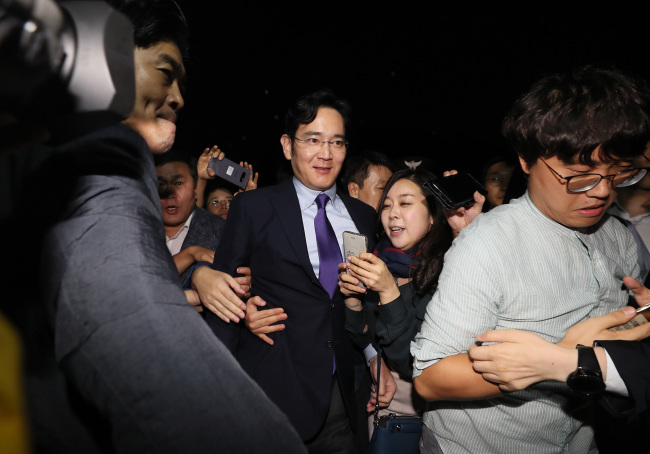 Samsung Vice Chairman Lee Jae-yong walks past reporters upon arriving at a parking lot outside Gyeongbok Palace in Seoul on Thursday, after flying back from Pyongyang with the other delegates who accompanied President Moon Jae-in. (Yonhap)