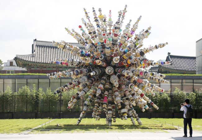 An installation view of artist Choi Jeong-hwa’s “Dandelion“ at the MMCA’s Seoul branch (Yonhap)