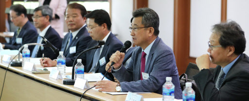 In this photo taken on Sept. 28, 2018, Hong Yang-ho (2nd from right), chief of the Korea Institute of Future, delivers a keynote speech during a Seoul forum on the need for the resumption of the Kaesong Industrial Complex. (Yonhap)