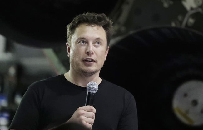 In this Sept. 17, 2018, file photo SpaceX founder and chief executive Elon Musk speaks after announcing Japanese billionaire Yusaku Maezawa as the first private passenger on a trip around the moon in Hawthorne, Calif. (AP-Yonhap)