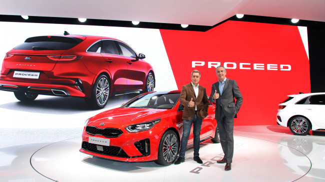 Emilio Herrera (right), Kia Motors’ Europe Division COO, and Gregory Guillaume, chief designer of Kia Motors’ Europe Design Center, pose with the ProCeed unveiled at the Paris Motor Show on Tuesday. (Kia Motors)