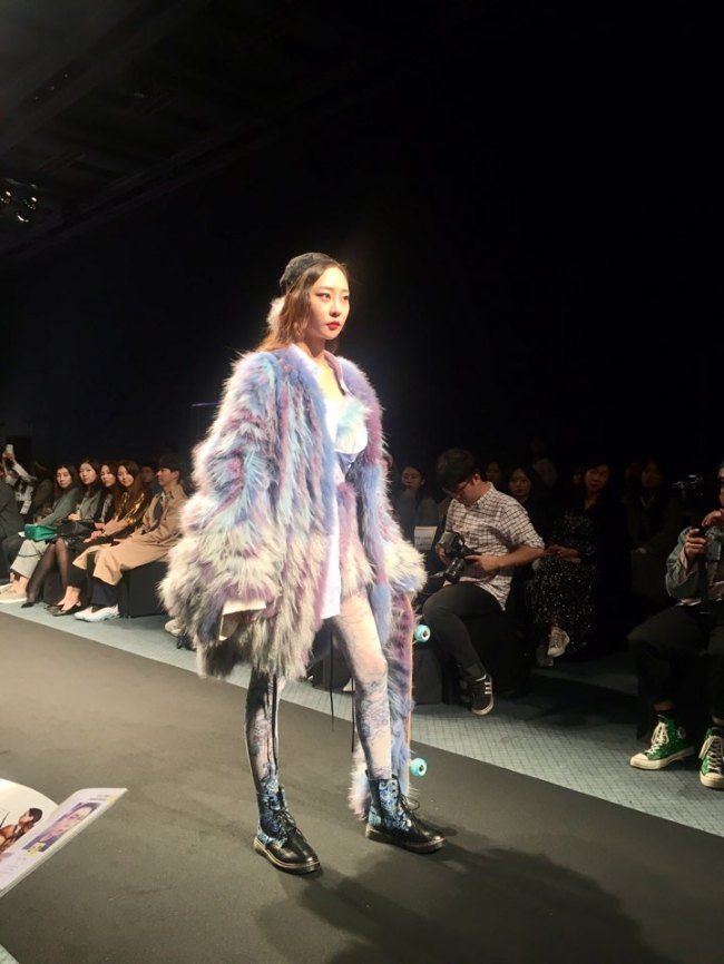 A model poses in a pastel-toned fur creation (Im Eun-byel/The Korea Herald)