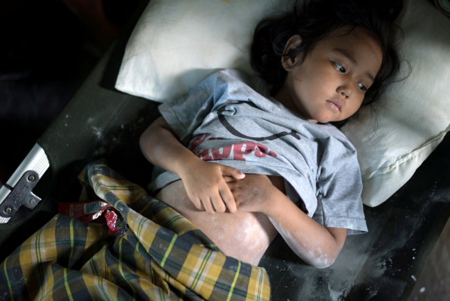 A girl, estimated to be 4 years old, who was dropped off outside a military hospital is pictured in Palu, Central Sulawesi, Indonesia, October 5, 2018. (Reuters-Yonhap)