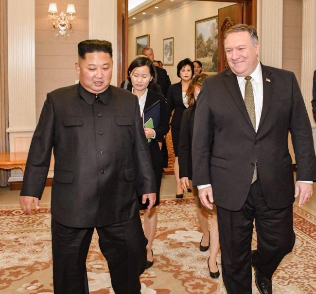 North Korea`s leader Kim Jong-un(left)walks with US Secretary of State Mike Pompeo during his trip to Pyongyang Sunday. Yonhap