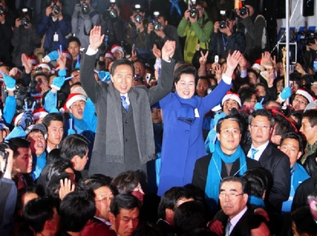 Ex-President Lee Myung-bak and his wife Kim Yoon-ok celebrate after winning the 2007 Presidential election. (Yonhap)
