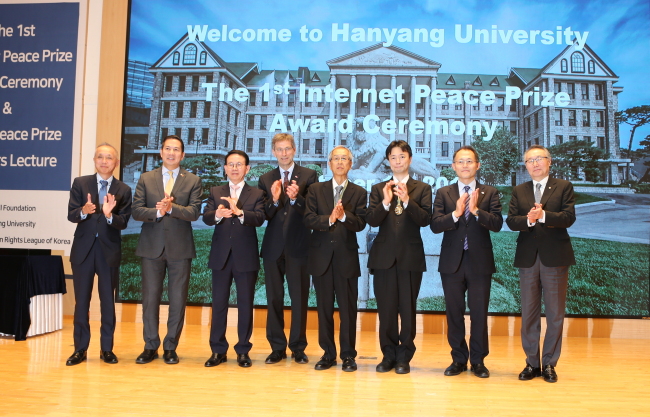 Sunfull Foundation Chairman Min Byoung-chul (third from left) poses with participants for the first Internet Peace Prize Award Ceremony at Hanyang University in Seoul, Thursday. From left, Sammy Takahashi Internet Peace Prize Advisory Committee Japan, Ambassador Raul Hernandez Philippine Ambassador to Korea, Min Byoung-chul, chairman of Sunfull Foundation, Nobel Peace Prize Laureate Tilman Ruff, Kawasaki Network of Citizens Director Yamada Takao, internet etiquette advocator Ken Ogiso, Nobel Peace Prize laureate Akira Kawasaki and Kim Chong-yang, chairman of the Internet Peace Prize Award Committee. (Korea Herald)