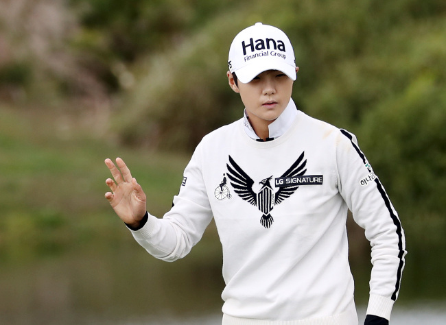 Park Sung-hyun of South Korea acknowledges the fans after making a birdie putt at the ninth hole during the first round of the LPGA KEB Hana Bank Championship at Sky 72 Golf Club`s Ocean Course in Incheon, 40 kilometers west of Seoul, on Oct. 11. (Yonhap)