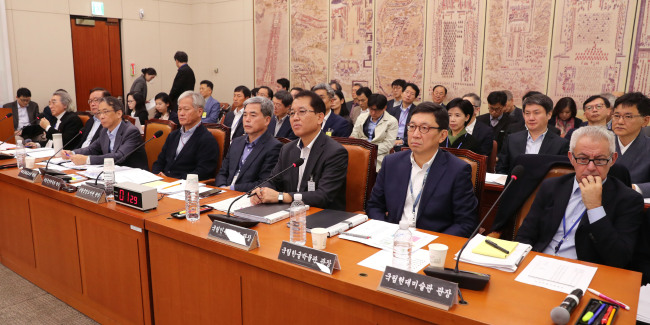 Bartomeu Mari (first from right), director of the National Museum of Modern and Contemporary Art, attends the parliamentary audit of government offices held on Thursday at the National Assembly in Seoul. (Yonhap)“