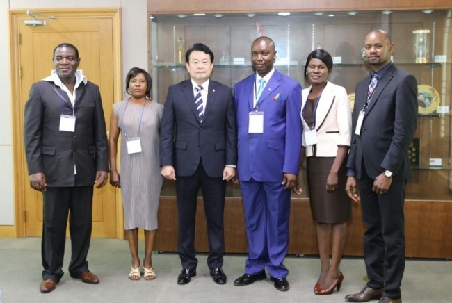 Kim Dai-nyeon (third from left), the former secretary-general of South Korea`s National Election Commission, poses with Congolese political activists in August.