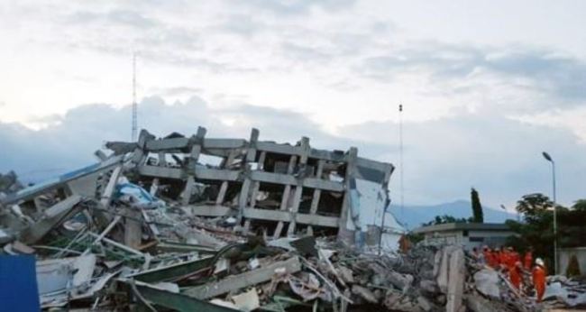 This photo taken on Oct. 2, 2018, shows a collapsed hotel in Palu, Indonesia, which was hit by a 7.5-magnitude earthquake and tsunami the previous week. (Yonhap)