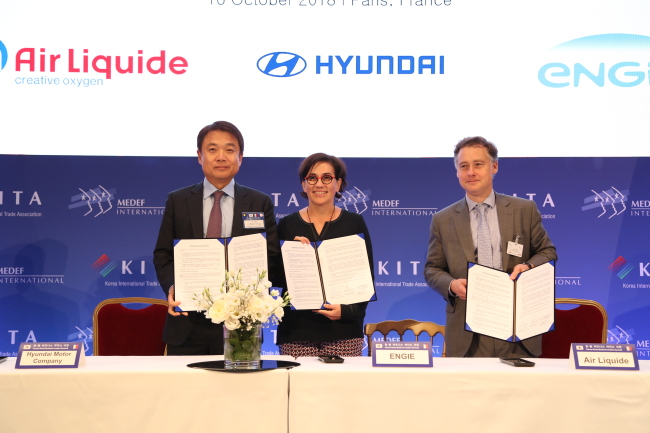 Hyundai Motor President Chung Jin-haeng (left), Engie President for hydrogen business Michele Azalbert (center) and Air Liquide Vice President Pierre-Etienne Franc pose for photo after signing agreement on expanding number of hydrogen refilling stations across France. (Hyundai Motor)