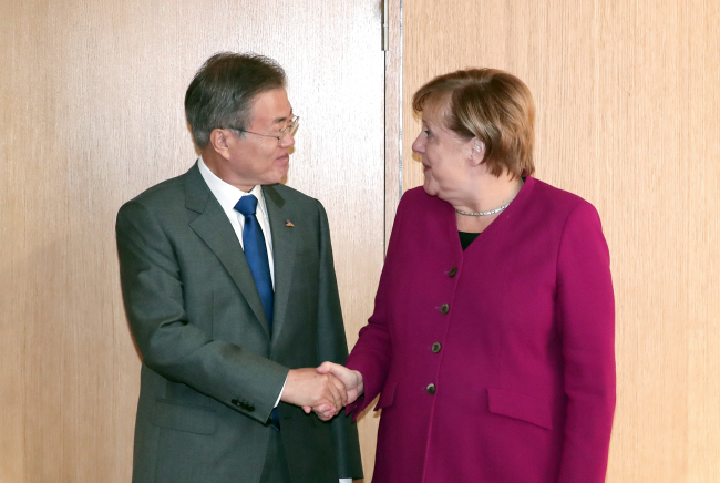 South Korean President Moon Jae-in (left) and German Chancellor Angela Merkel (Yonhap)