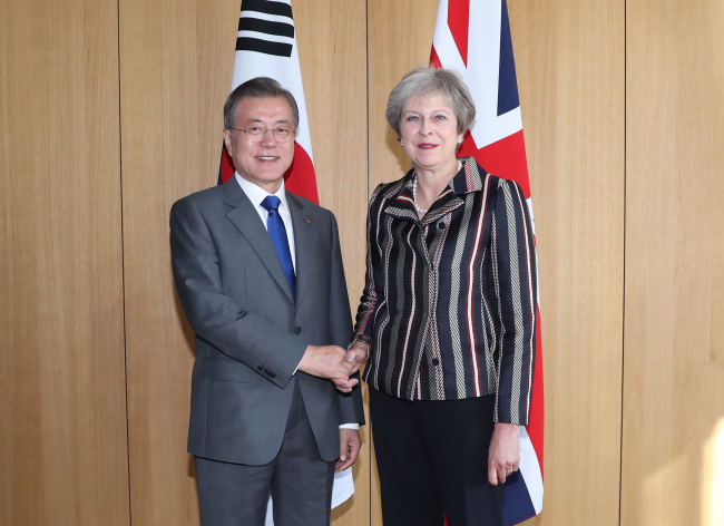 South Korean President Moon Jae-in (left) and British Prime Minister Theresa May (Yonhap)