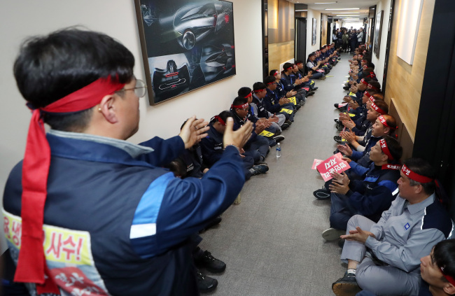 GM Korea's unionized labor took over the hallway infront of CEO Kaher Kazem's office at its headquarters in Bupyeong, Incheon last Friday to block the shareholder meeting from taking place. (Yonhap)