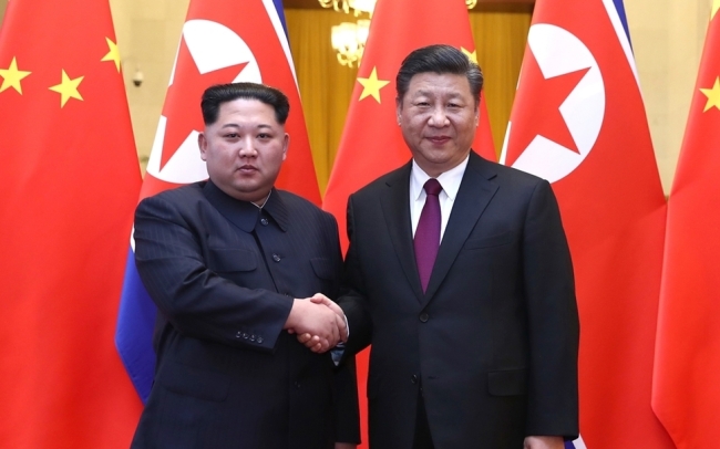 North Korean leader Kim Jong-un (left) and Chinese President Xi Jinping (Yonhap)