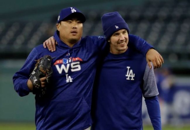 Ryu Hyun-jin and Walker Buehler practice for Game 1 of the World Series. (AP)