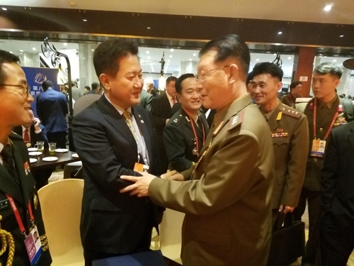 South Korean Vice Defense Minister Suh Choo-suk (left) and his North Korean counterpart Kim Hyong-ryong (South Korean Defense Ministry via Yonhap)