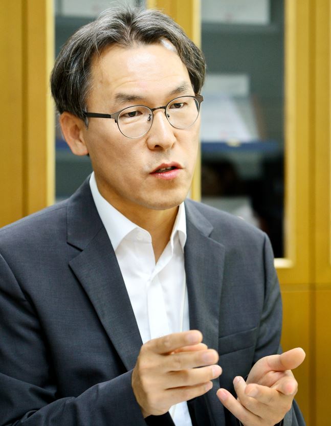 Research fellow Shin Chong-kyu poses next to LG Chem’s reverse osmosis filters displayed at a showroom in the company’s R&D Center in Daejeon. (LG Chem)