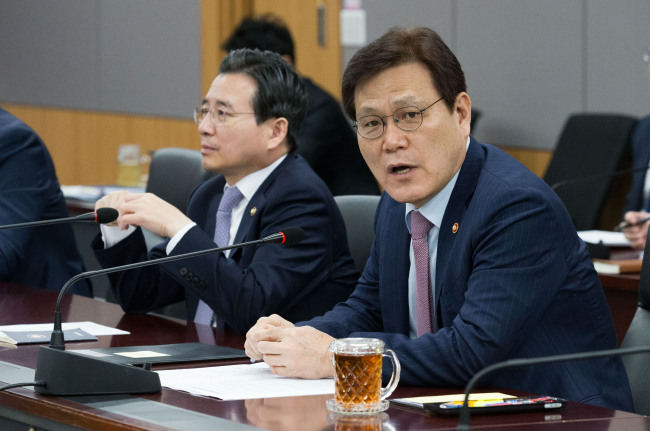 The Financial Services Commission Chairman Choi Jong-ku on Tuesday speaks in an emergent meeting to respond to the latest stock market crash. (Yonhap)