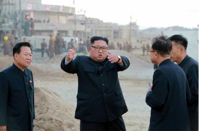 North Korean leader Kim Jong-Un (second from left) speaking during his trip to a construction site in Wonsan-Kalma tourist area (Yonhap)