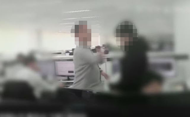 Video footage seemingly shows Yang Jin-ho assaulting a male employee at an office. (Captured from YouTube)