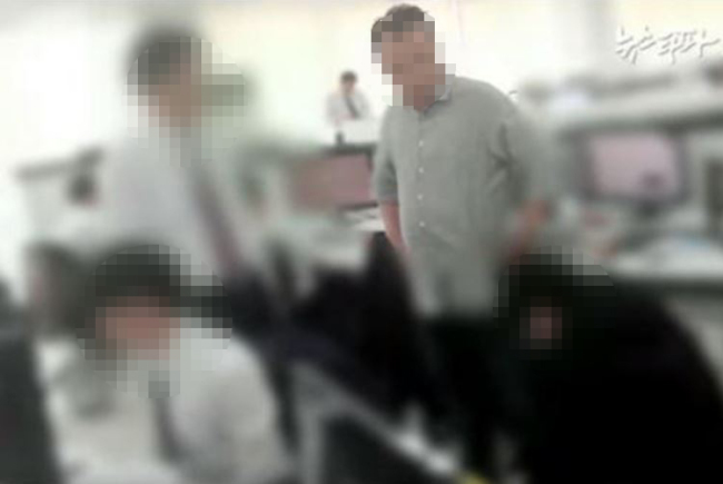 Video footage seemingly shows Yang Jin-ho assaulting a male employee at an office. (Captured from YouTube)