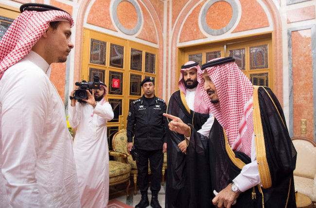 Saudi Arabia’s King Salman bin Abdulaziz Al Saud and Crown Prince Mohammed bin Salman receive the Khashoggi family in Riyadh, Saudi Arabia October 23, 2018. (Bandar Algaloud/Courtesy of Saudi Royal Court)