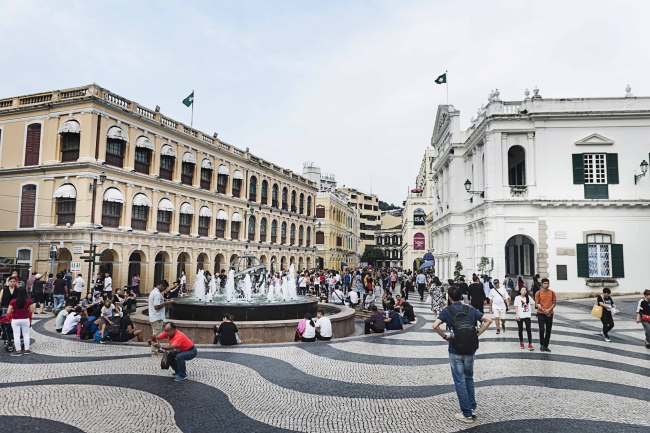 Located in the central area of the Macau Peninsula, Senado Square is always bustling with tourists amid the souvenir shops. (Hong Tae-shik)