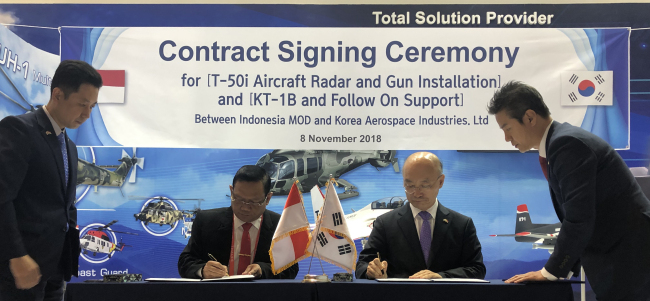 Top officials from Korea Aerospace Industries and Indonesia's defense ministry sign an export contract on the sidelines of the Indo Defence 2018 Expo & Forum in Jakarta on Nov. 8, 2018, in this photo provided by the Joint Press Corps. (Yonhap)