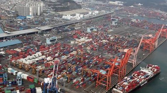 (This undated photo shows containers carrying export goods in Busan, South Korea`s largest seaport / Yonhap)