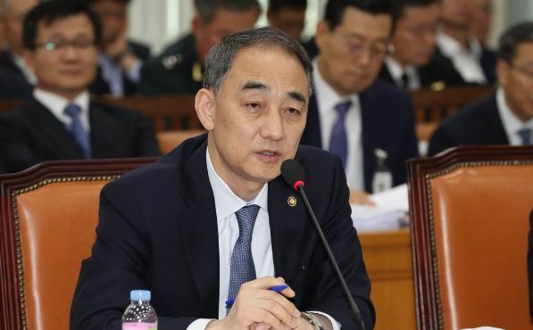 Wang Jung-hong, chief of the Defense Acquisition Program Administration, speaking during a parliamentary session at the National Assembly in Seoul on Oct. 15. (Yonhap)