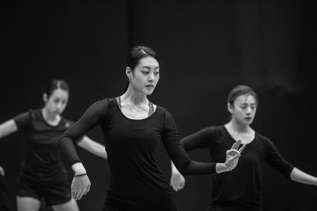 Dancers rehearse Jung Young-doo’s interpretation of Stravinsky’s “Symphony in C.” (KNCDC)