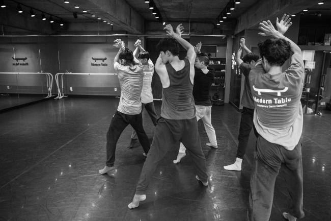 Dancers practice Kim Jae-duk’s interpretation of Stravinsky’s “Agon.” (KNCDC)