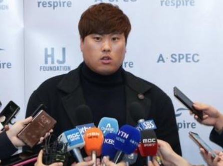 Ryu Hyun-jin of the Los Angeles Dodgers speaks to reporters at Incheon International Airport on Nov. 20, 2018. (Yonhap)