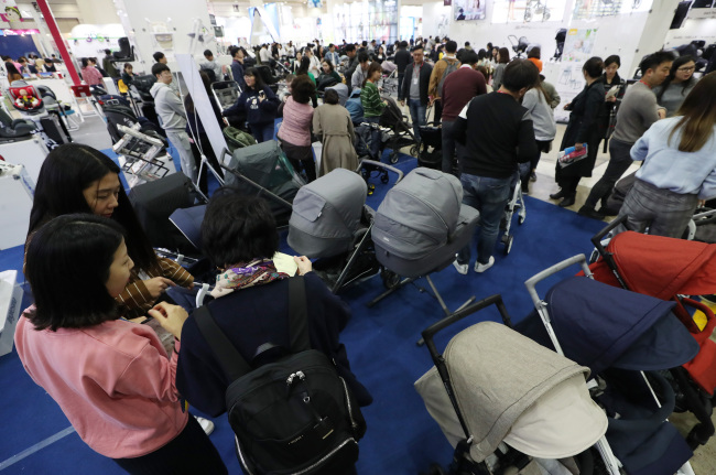 Visitors look at products at baby fair held in Seoul earlier this month. (Yonhap)