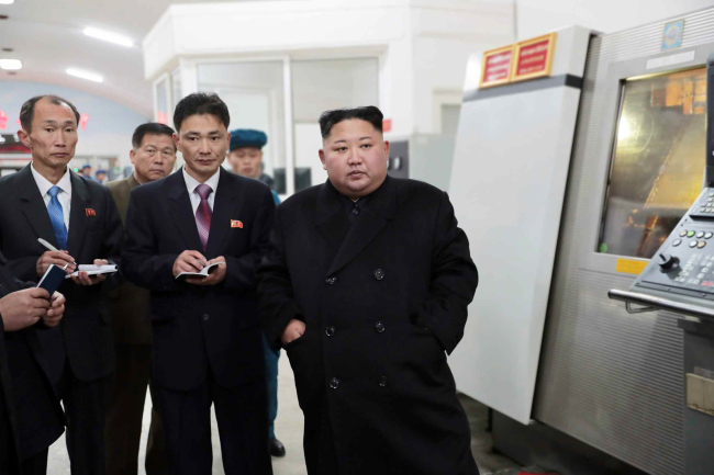 North Korean leader Kim Jong-un (far right) gives field guidance at Taegwan Glass Factory in North Pyongan Province, North Korea, Rodong Sinmun reported on Nov. 18. Rodong Sinmun
