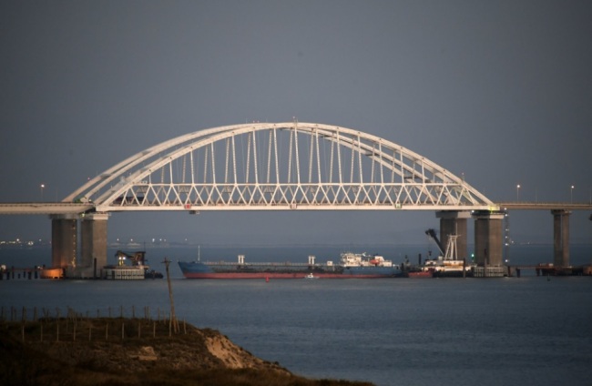 The Kerch bridge is seen blocked for ships entrance, near Kerch, Crimea, Sunday, Nov. 25, 2018. A Russian coast guard vessel rammed a Ukrainian navy tugboat near Crimea, damaging the ship`s engines and hull, the Ukrainian navy said Sunday. (AP)