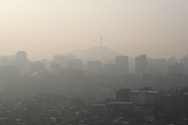 Fine dust levels are expected to remain “bad” across the nation on Monday. (Yonhap)