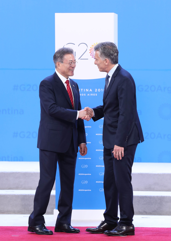 South Korean President Moon Jae-in (left) and Argentina`s President Mauricio Macri. (Yonhap)