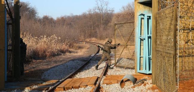 The border gate of rail tracks inside the demilitarized zone is opened for a South Korean train to pass through on Nov. 30, 2018. The train is carrying a delegation that will conduct a joint railway inspection with the North. The 18-day inspection is aimed at modernizing and ultimately reconnecting the rail tracks across the border.(Yonhap)