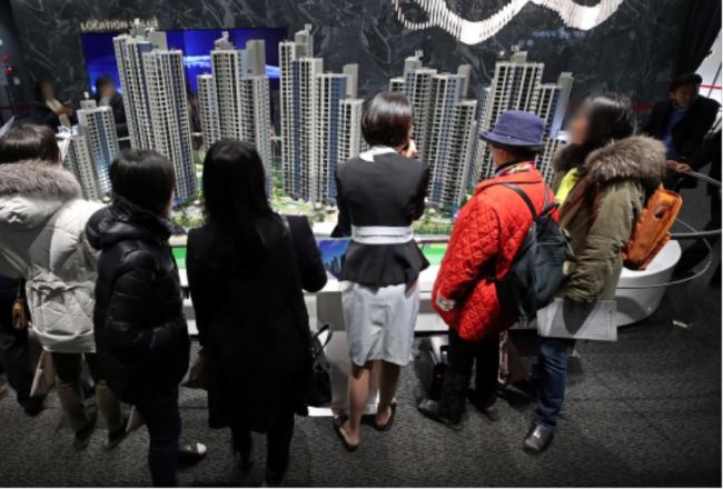 Citizens look around an apartment model house in Yangjae-dong, Seoul. (Yonhap)