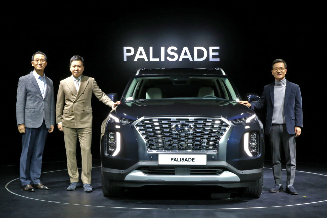 caption: Hyundai Motor Executive Vice President Lee Kwang-guk (right), Vice President of Design Lee Sang-yup (center) and Park Byung-cheol, vice president at Hyundai Motor RV Project Management Center, pose with the Palisade at a media test-drive session in Yongin, Gyeonggi Province, Tuesday. (Hyundai Motor)