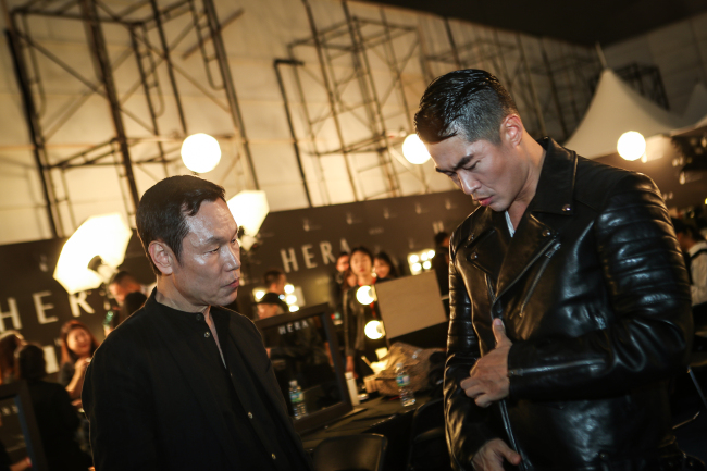 Designer Song Zio (left) with model-actor Bae Jung-nam at backstage of Seoul Fashion Week(Songzio)