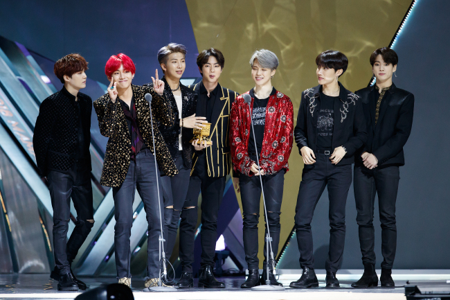 BTS delivers a thank-you speech at the 2018 MAMA in Hong Kong (CJ ENM)
