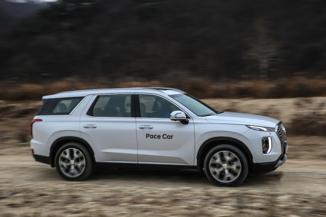 The Palisade is tested on a pebbled surface near the Sejong Observatory in Yeoju, Gyeonggi Province. (Hyundai Motor)